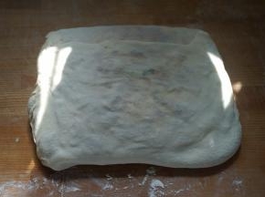 依次折叠，直到折成一个长方形饼，封口捏严，用手轻轻按压均匀，一边按一边往周围扒扒