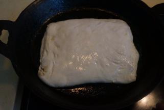 饼铛中倒少许油，将锅底涂抹均匀即可，将肉饼放入锅中，中小火和小火之间调节，一面定型后翻面，煎烙另一面，待两面都定型后，倒少许水淋在四周，盖盖子小火焖5-8分钟