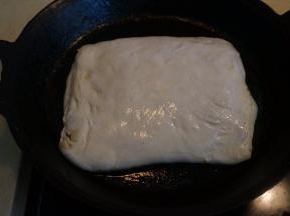 饼铛中倒少许油，将锅底涂抹均匀即可，将肉饼放入锅中，中小火和小火之间调节，一面定型后翻面，煎烙另一面，待两面都定型后，倒少许水淋在四周，盖盖子小火焖5-8分钟