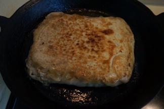 打开锅盖，待水汽蒸发，两面翻面煎焦黄，出锅