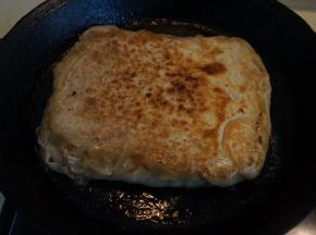 打开锅盖，待水汽蒸发，两面翻面煎焦黄，出锅