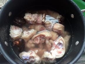 将水倒掉，猪脚过一下凉水