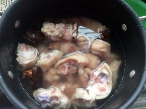 将水倒掉，猪脚过一下凉水