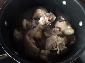 猪脚放入加入姜块的开水锅里焯去血水，香菇可以一起放入