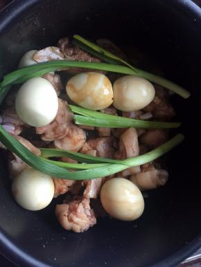 加入少许清水搅拌均匀，我还加了水煮鸡蛋一起压，喜欢吃卤鸡蛋，放入两颗蒜