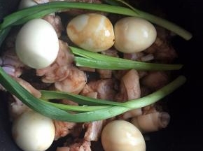 加入少许清水搅拌均匀，我还加了水煮鸡蛋一起压，喜欢吃卤鸡蛋，放入两颗蒜