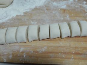 发好的面团排气醒一会