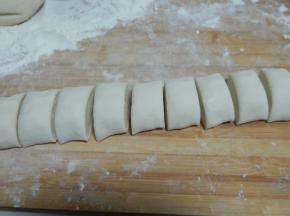 发好的面团排气醒一会