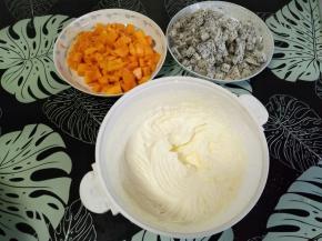 火龙果和芒果切小粒，取380克淡奶油和38克细砂糖进行打发，打7分发