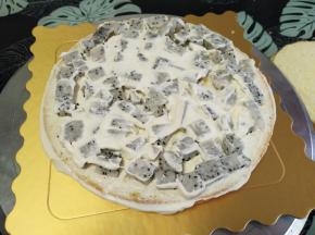纸托上先放一片蛋糕胚，摸少量奶油，放火龙，再摸少量奶油