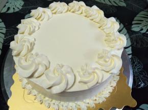 剩下的淡奶油加细砂糖进行打发，打8-9分，2D裱花嘴装入裱花袋，装奶油，挤花朵