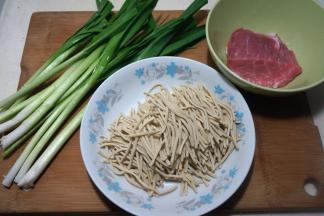 牛里脊清洗干净，豆腐丝5公分左右长段，青蒜洗净，特别要注意叶片与杆之间易藏泥土，一定要扒开洗噢
