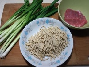 牛里脊清洗干净，豆腐丝5公分左右长段，青蒜洗净，特别要注意叶片与杆之间易藏泥土，一定要扒开洗噢