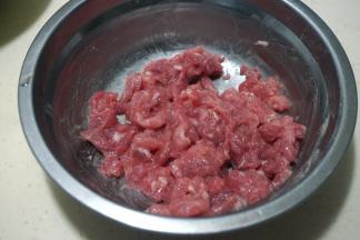 里脊切细丝，放一小勺淀粉、盐、少许清水，混合均匀，腌10分钟