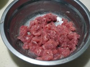 里脊切细丝，放一小勺淀粉、盐、少许清水，混合均匀，腌10分钟