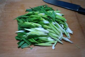 青蒜斜切成细丝