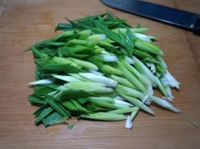 青蒜斜切成细丝