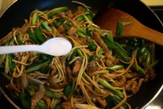 待青蒜略变软，加少许盐，混合均匀出锅