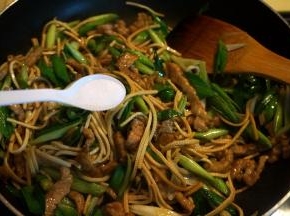 待青蒜略变软，加少许盐，混合均匀出锅