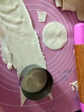 然后用擀面杖擀薄后用模具压出形状