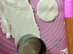 然后用擀面杖擀薄后用模具压出形状