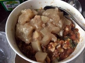 猪皮冻成成小块放入腌制好的猪肉末中搅拌均匀