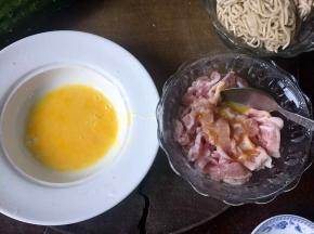 鸡蛋打散后分次少量加入切小片的肉丝中搅拌，让其充分吸收