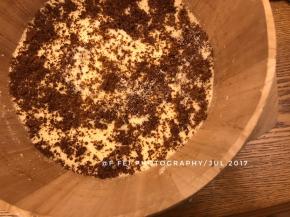 第二层放入红糖。红糖最好也打碎一下。