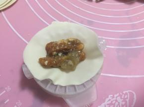 然后包入饺子皮，用模具印花