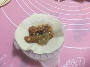 然后包入饺子皮，用模具印花