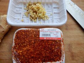 辣椒粉及姜切好