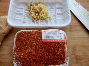 辣椒粉及姜切好