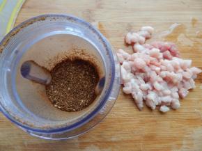 麻椒打太碎，猪肉切丁