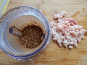 麻椒打太碎，猪肉切丁