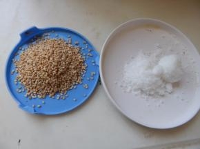 白糖及芝麻准备好