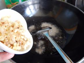 炒出香味加入姜片