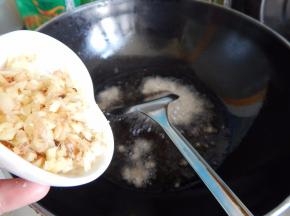 炒出香味加入姜片