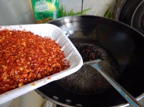 炒匀加入辣椒偻