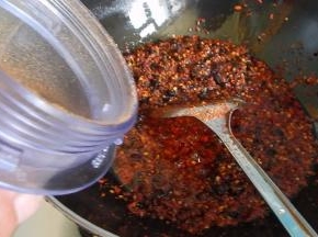 然后加入打散的麻椒粉