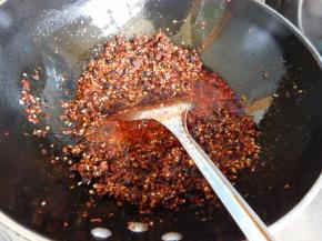 炒至辣味出来