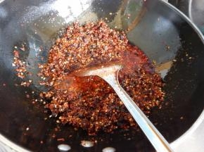 炒至辣味出来
