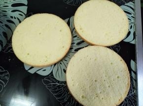 烤好一个8寸戚风蛋糕胚，倒扣放凉，分成3片