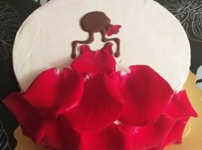 剪一点玫瑰花作为发饰，玫瑰花装扮从下往上叠起即可