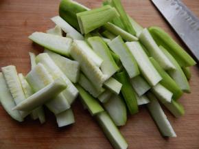 丝瓜去皮切好