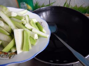 锅里加入油加入丝瓜