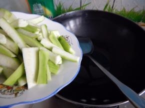 锅里加入油加入丝瓜