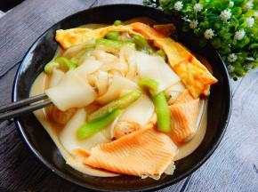 把煎好的鸡蛋加入