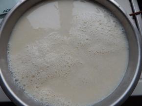 冷却至85度的豆浆倒入内脂里