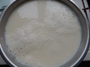 冷却至85度的豆浆倒入内脂里