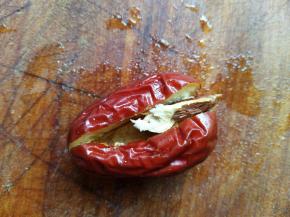 用小刀切开，不能切断，取出核